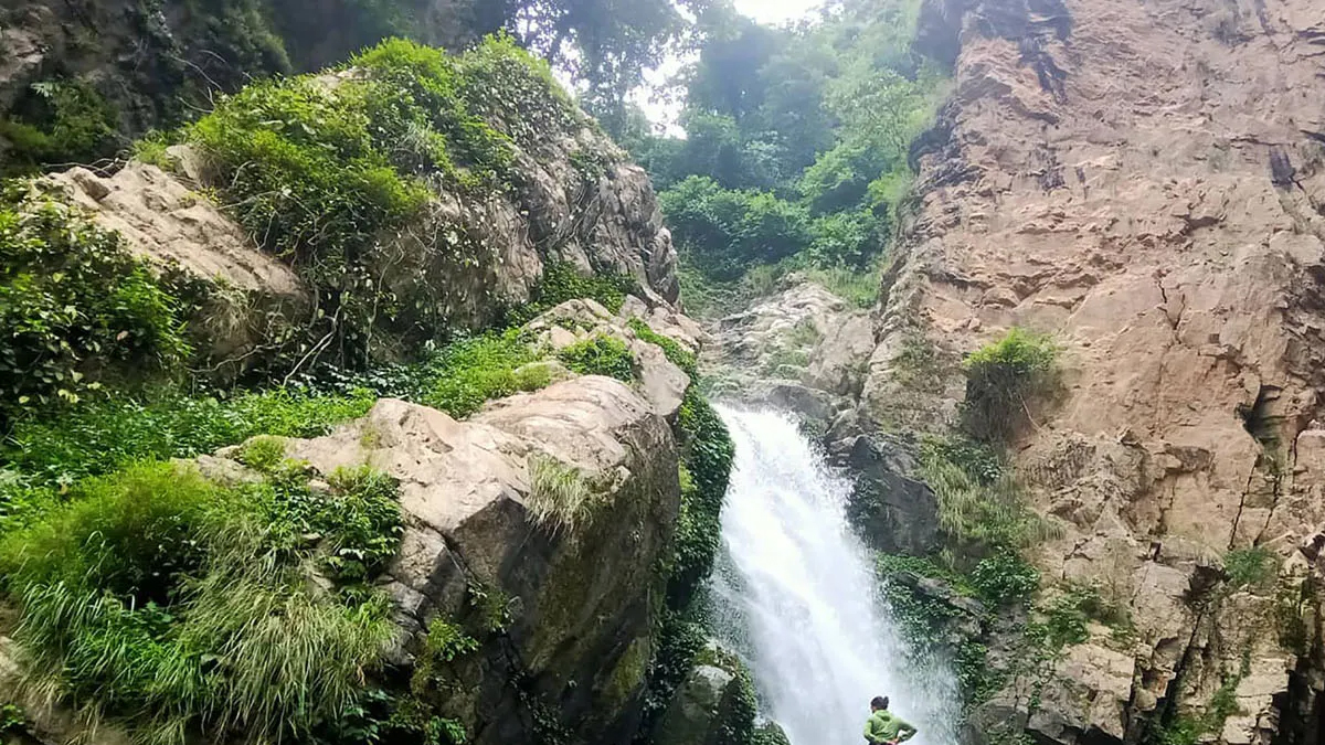 ऐनापहराका ढुङ्गामा भगवानका आकृति कोरिँदै